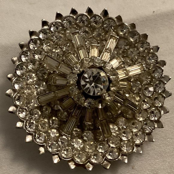 CORO 3D Starburst Snow Flake Silvertone And Clear Glass Brooch - Picture 2 of 4